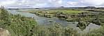 O lago Mývatn, rodeado de vexetación