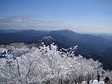 東の眺望 中央奥に三峰山