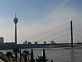 Promenade au bord du fleuve : Rheinkniebrücke & Rheinturm.