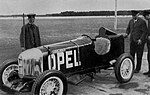 12. März 1928, Opel-Rennbahn: RAK1, rechts am Wagen Sander, der Konstrukteur des Raketenantriebs