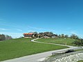 Oberleiten, Ortseingang, von der Friedhofsmauer der Filialkirche St. Peter in Steinkirchen aus gesehen