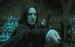 Alan Rickman Severus Kalkaroksen roolissa elokuvassa Harry Potter ja Feeniksin kilta.