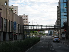 La passerelle reliant le centre commercial à la gare routière (à droite)