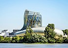 Photo de la cité du vin prise depuis la rive droite. On aperçoit la Garonne.