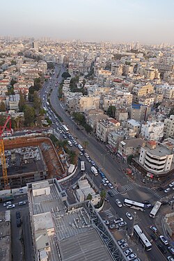 מבט על ציר ז'בוטינסקי לכיוון מזרח ממגדל BBC