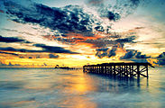 Jembatan kayu di Pantai Amal