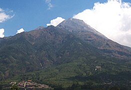 Dari arah Selo, Boyolali. Tampak puncak Batulawang (puncak Merapi tua) di sebelah kiri.