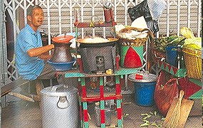 Pedagang makanan tradisional di Bogor