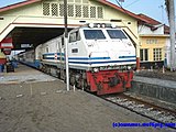 Stasiun Cepu (2008). Tampak Kereta api Mutiara Selatan yang sedang berhenti setelah dialihkan ke jalur utara akibat anjloknya kereta api ketel di Kertosono.