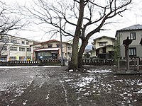 境内百末社石祠 境内境界の塀上に全国一宮を祀った石祠が並ぶ。俗に「百末社」と言われる。