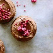 Six recipes for teatime: Easy cakes, buns and tasty puddings