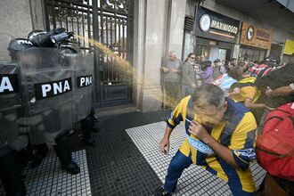 TOPSHOT-ARGENTINA-ECONOMY-PENSIONERS-PROTEST