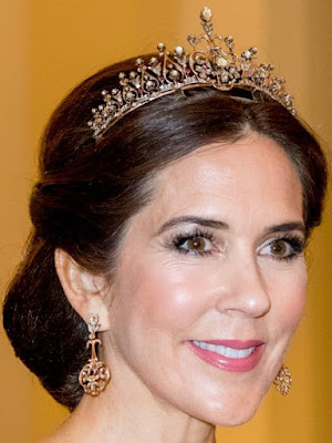 ruby spinel diamond necklace tiara crown princess mary denmark