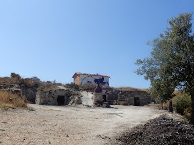 Vista de las bodegas. Mural al fondo indicativo del Camino del Cid con el Cid a caballoco