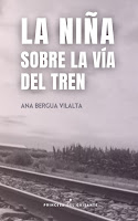 La niña sobre la vía del tren