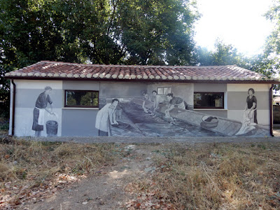 Mural en el que se representa a las mujeres lavando.