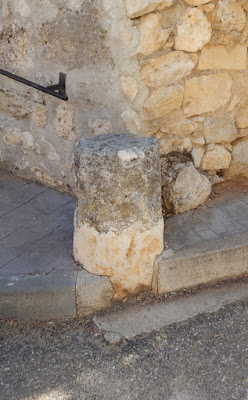 Mojón de piedra al lado de la iglesia