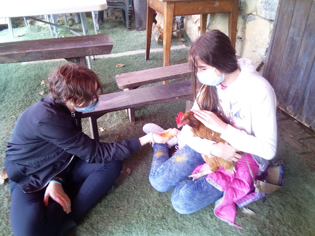 mi hija y su amiga con la gallina