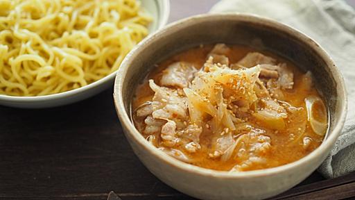 この辛ウマつけ汁、レンジ4分でできます。替え玉したくなる「ねぎ豚辛みそつけ麺」の作り方【北嶋佳奈】 - メシ通 | ホットペッパーグルメ