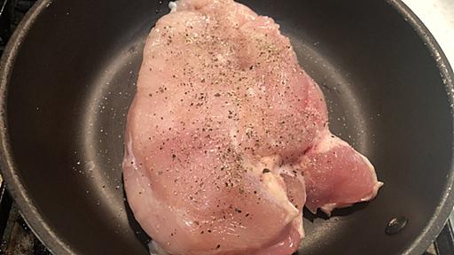 イナダシュンスケ on Twitter: "鶏ムネ肉を一番美味しく焼く「30分チキン」。 つめたいままのフライパンに鶏ムネ肉の皮目をぴったり貼りつけて塩胡椒したら、火をつけます。あくまで弱火です。 https://t.co/O9prA0Urhn"