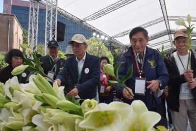 台湾の「2・28事件」追悼式典で、献花する犠牲者の遺族ら＝台北市で2025年2月28日、林哲平撮影