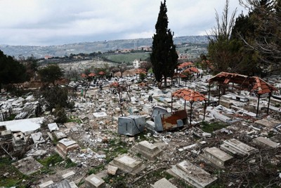 イスラエルとレバノンのイスラム教シーア派組織ヒズボラとの戦闘で破壊された墓地＝レバノン南部で2025年2月19日、ロイター