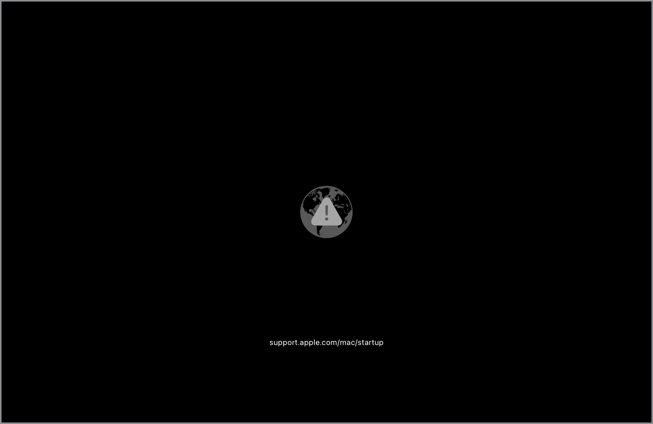 شاشة بدء تشغيل macOS تعرض رمز الكرة الأرضية مع علامة تحذير وعنوان URL: support.apple.com/mac/startup