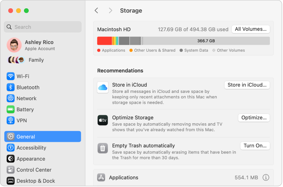 Inställningsavsnittet Rekommendationer för lagring med alternativen Lagra på iCloud, Optimera lagring och Töm papperskorgen automatiskt.