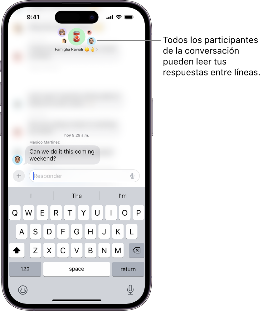 Se muestra cómo se escribe una respuesta entre líneas en una conversación grupal en Mensajes. En la parte superior de la pantalla hay íconos de las personas en el grupo. En teclado en pantalla está en la mitad inferior de la pantalla. La mayor parte de la conversación del mensaje se difumina, excepto el texto específico al que se responde con una respuesta entre líneas.