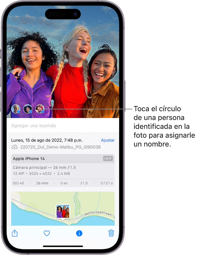 La mitad superior de la pantalla del iPhone mostrando una foto abierta en la app Fotos. La mitad inferior de la pantalla muestra la información de la foto, incluyendo, de arriba abajo, la fecha y la hora, el nombre del archivo, el modelo del iPhone y la configuración de la cámara, y un mapa. En la parte inferior de la pantalla, de izquierda a derecha, se encuentran los botones Compartir, Favorito, Información y Eliminar. Se selecciona el botón Información.