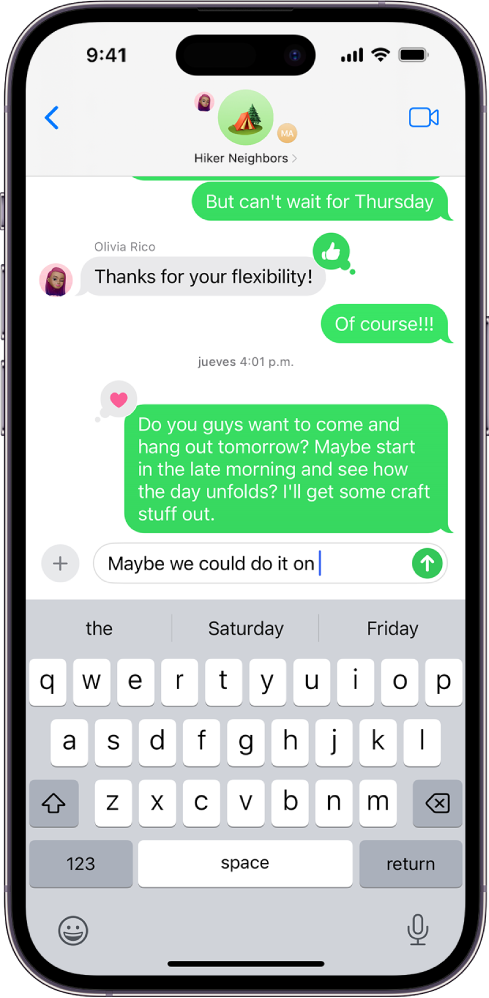 Una conversación grupal en la app Mensajes. En la parte superior de la pantalla hay íconos de las personas en el grupo. En teclado en pantalla está en la mitad inferior de la pantalla. Los globos de mensaje son de color verde, lo cual indica que al menos una persona no usa iMessage.