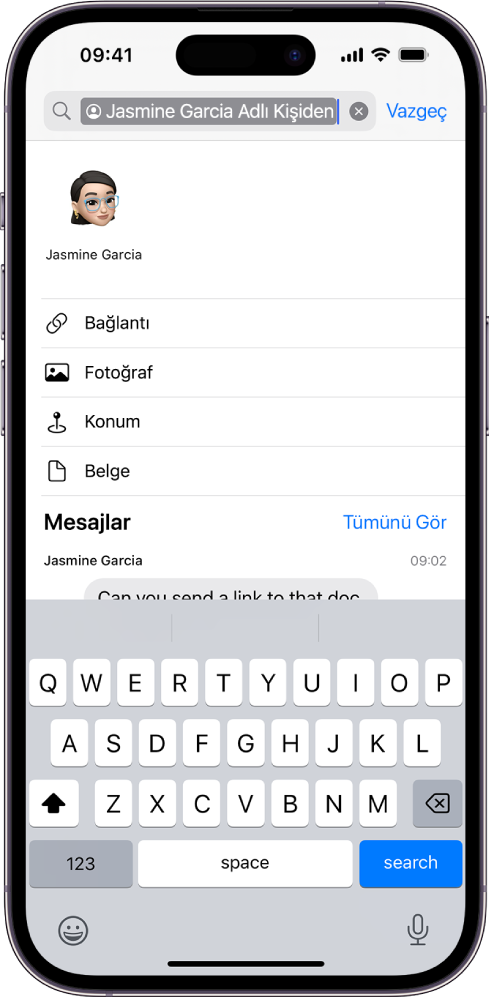 Mesajlar uygulamasındaki arama alanı. Arama alanı, aramayı bir kişinin gönderdiği mesajlarla sınırlayan bir etiket içeriyor. Arama alanına eklenebilecek diğer etiketler (Bağlantı, Fotoğraf, Konum ve Belge) seçenek olarak görünüyor.
