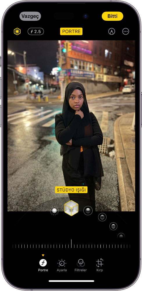Portrenin Düzenle ekranı. Fotoğraf, ekranın ortasında ve fotoğrafın altında Portre Işığı seçenekleri bulunuyor. Stüdyo Işığı seçili. Onun altında efekt düzeyini ayarlamak için bir sürgü var. Ekranın en altında soldan sağa doğru Portre, Ayarla, Filtreler ve Kırp düğmeleri bulunuyor. Portre düğmesi seçili.