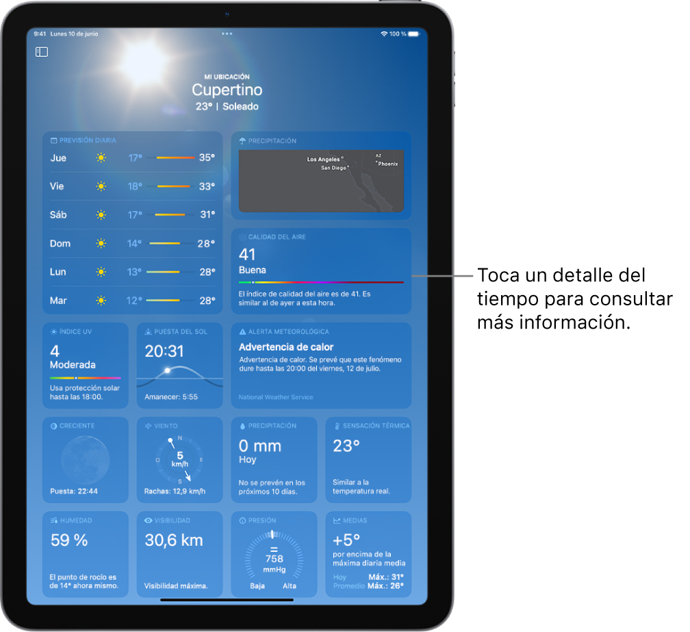 Pantalla Tiempo con la ubicación en la parte superior y, debajo, la temperatura actual y la condición meteorológica. El resto de la pantalla contiene detalles del tiempo, como la previsión de los próximos diez días, un mapa de precipitaciones, la posición de la luna, la velocidad y la dirección del viento, el índice UV, la hora de la puesta del sol, la sensación térmica y el pronóstico de precipitaciones.