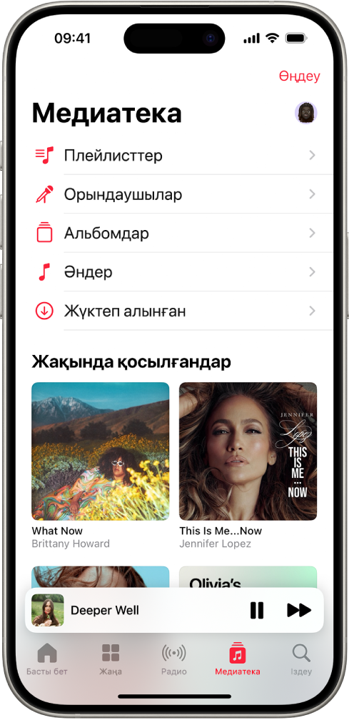 Санаттар тізімін, соның ішінде «Плейлисттер», «Орындаушылар», «Альбомдар», «Әндер» және «Жүктеп алынған» параметрлерін көрсетіп тұрған «Медиатека» экраны. «Жақында қосылған» тақырыбы тізімнің төменгі жағында пайда болады. Ағымдағы әннің атауын көрсетіп тұрған Миниплеер, ал «Кідірту» және «Келесі» түймелері төменгі жаққа жақын көрсетіледі.