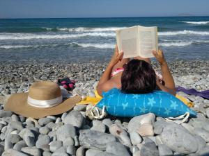 Best Summer Reads, Reading books at the beach