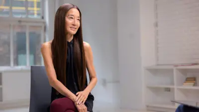 Vera Wang sentada dando uma entrevista 