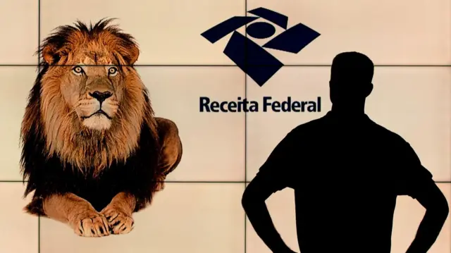 Imagem de uma pessoa em frente ao um painel com um leão e o logo da Receita Federal. 