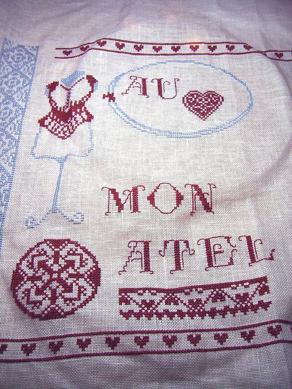 Création : Cousines & Compagnie, broderie avec perles et accessoires  sur toile Aïda 5, motif : 15 x 15