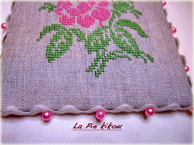 Création : Cousines & Compagnie, broderie avec perles et accessoires  sur toile Aïda 5, motif : 15 x 15