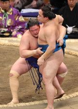 ＜九州場所6日目＞寄り切りで琴栄峰（右）を破る欧勝海（撮影・成瀬　徹）