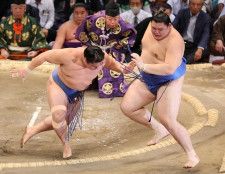 ＜九州場所6日目＞　　押し出しで大の里（右）を破る若隆景　　（撮影・成瀬　徹）