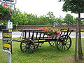 Historischer Ackerwagen beim Friedhof