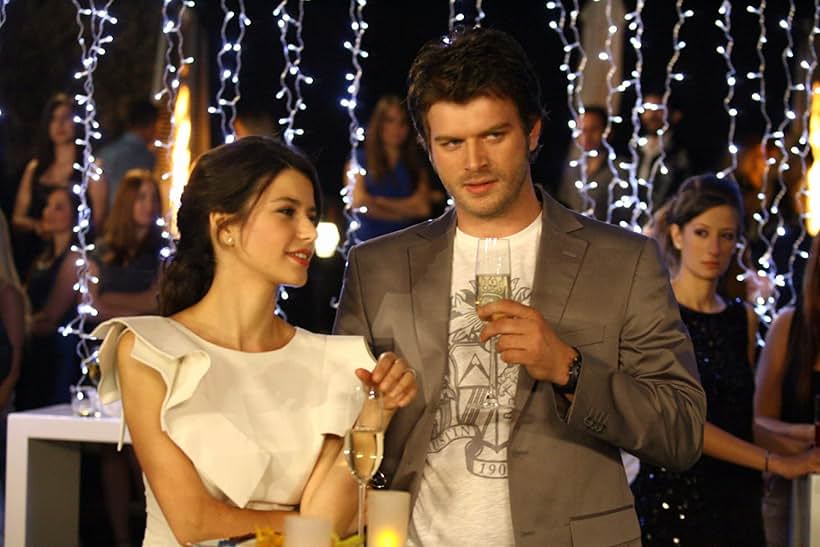 Beren Saat and Kivanç Tatlitug in Ask-i Memnu (2008)