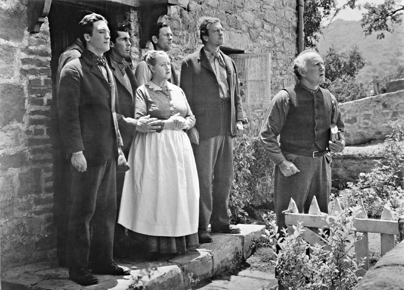 Sara Allgood, Donald Crisp, Richard Fraser, John Loder, James Monks, and Evan S. Evans in How Green Was My Valley (1941)