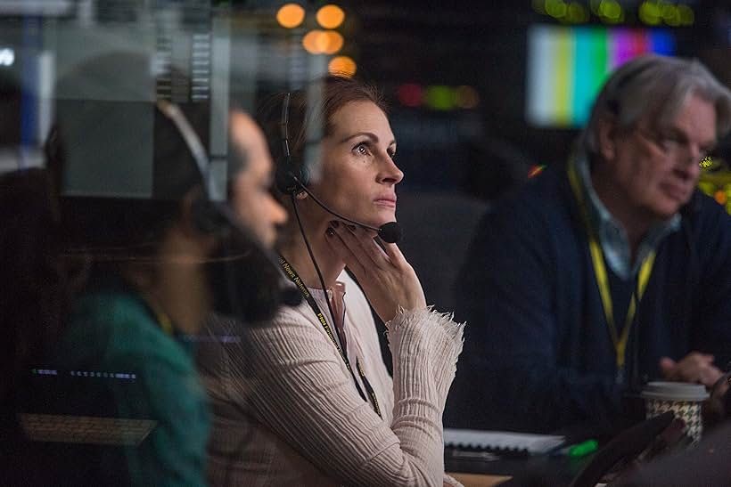 Julia Roberts, Carsey Walker Jr., and Jim Warden in Money Monster (2016)