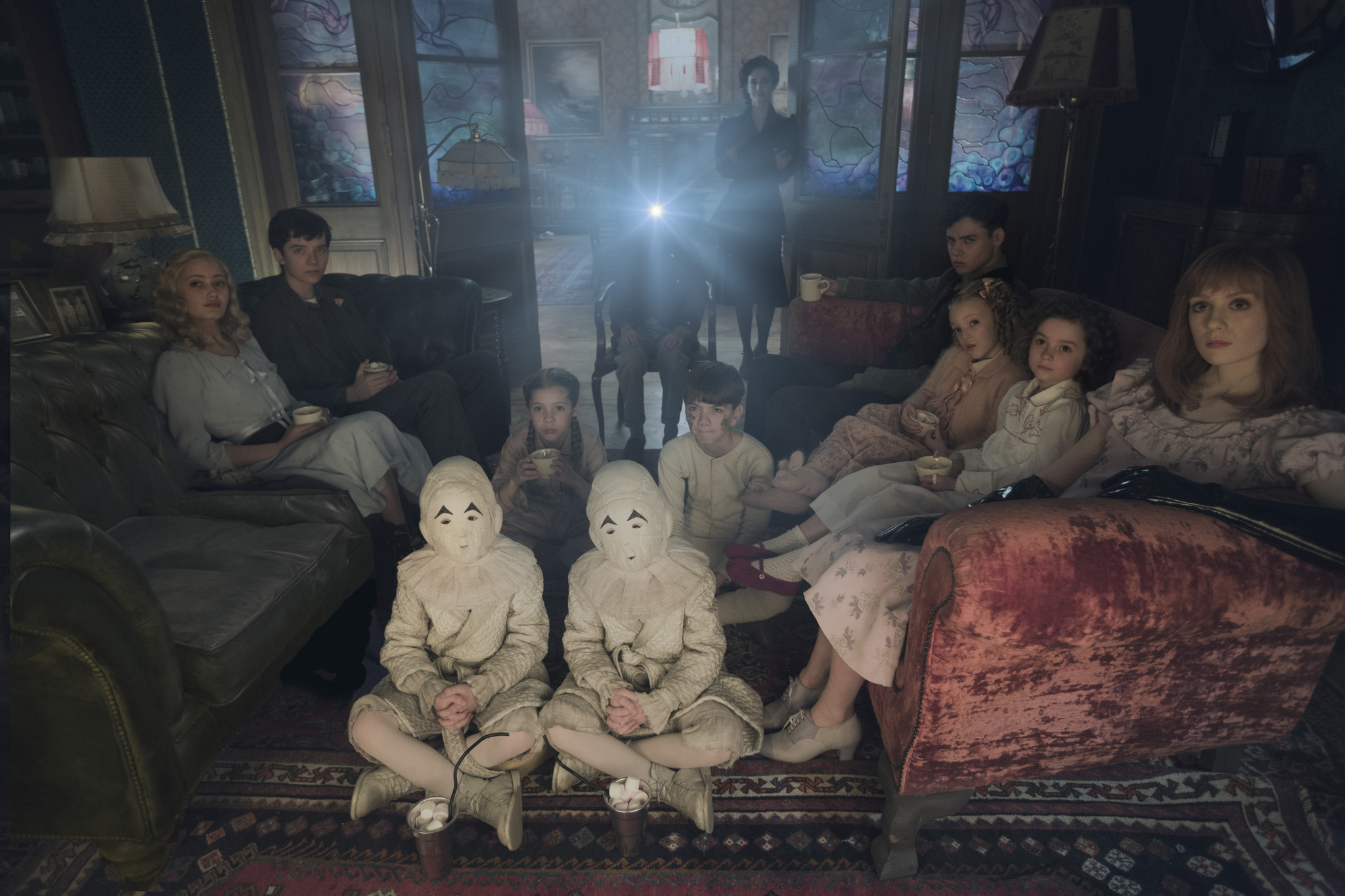 Eva Green, Asa Butterfield, Ella Purnell, Pixie Davies, Raffiella Chapman, Finlay MacMillan, Milo Parker, Lauren McCrostie, Cameron James-King, Georgia Pemberton, Thomas Odwell, and Joseph Odwell in Miss Peregrine's Home for Peculiar Children (2016)