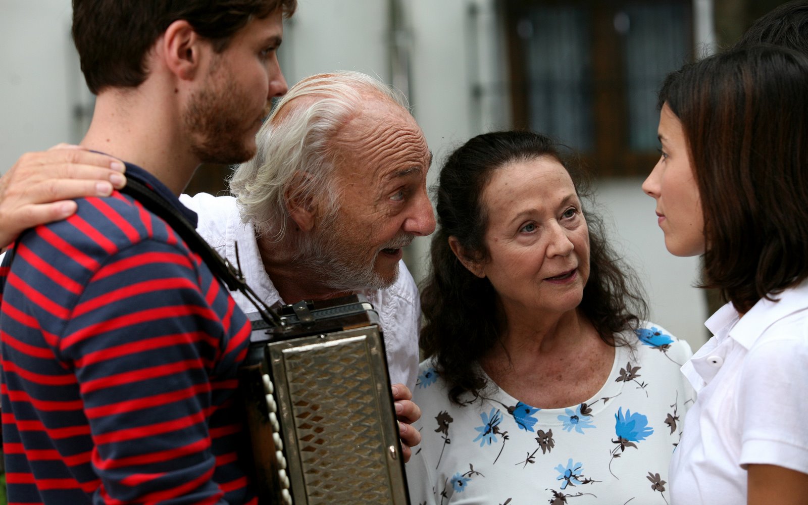 Héctor Alterio, Daniel Brühl, Bárbara Goenaga, and Julieta Serrano in Un poco de chocolate (2008)