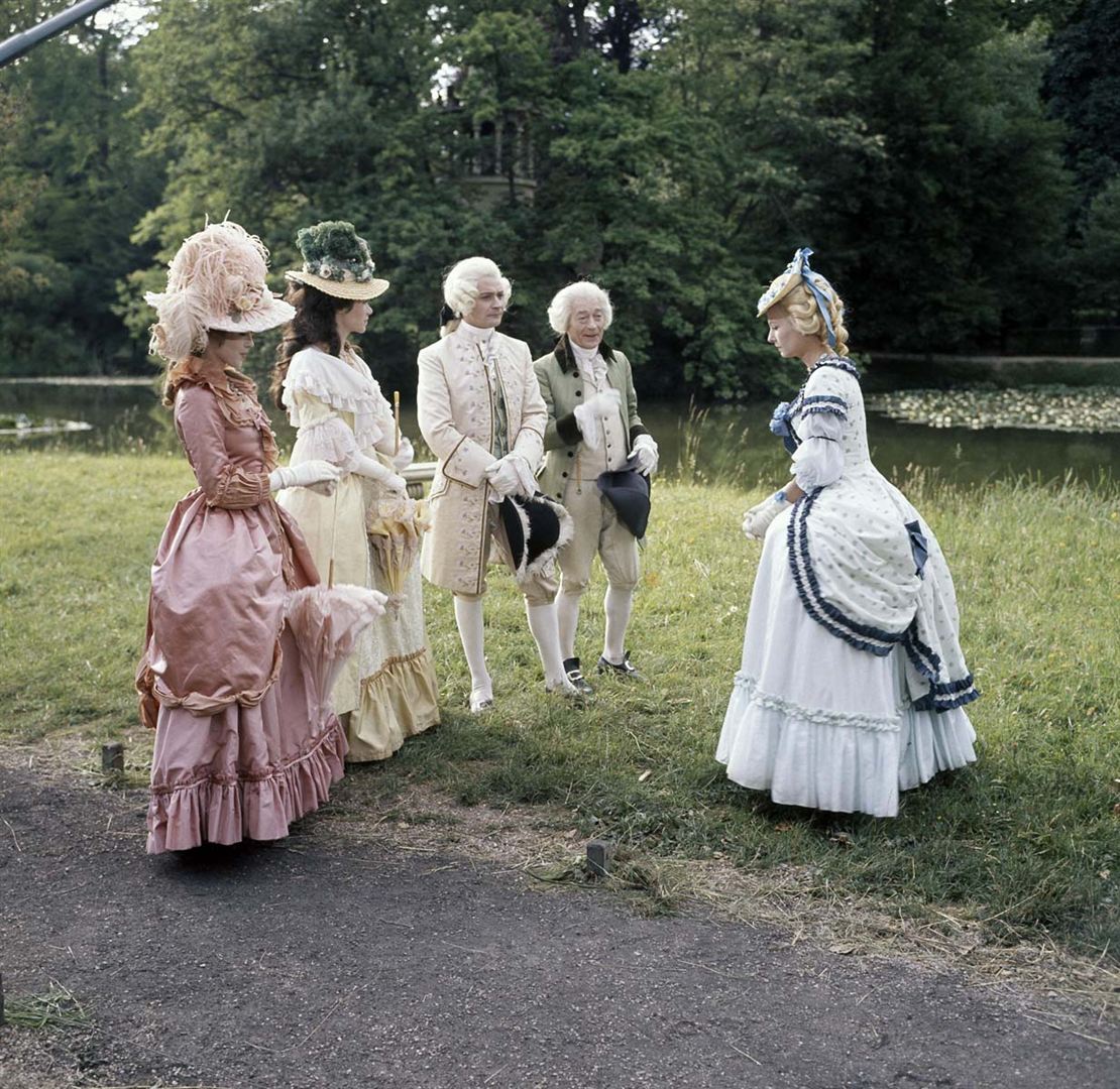 Geneviève Casile, Henri Guisol, Corinne Le Poulain, Anne Marbeau, and Alain Pralon in Marie-Antoinette (1975)