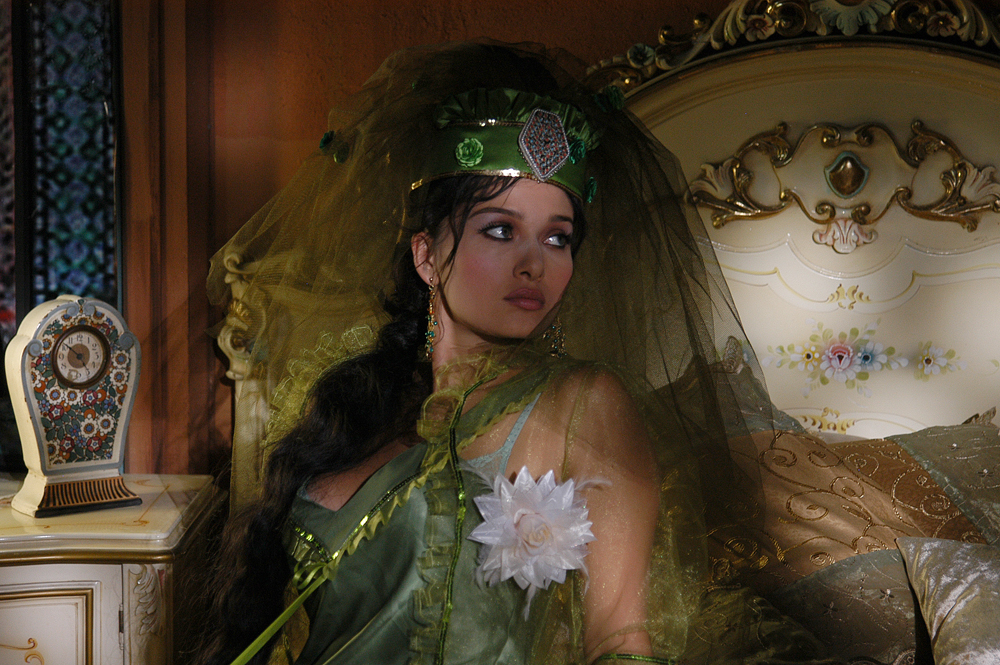 Nurgül Yesilçay in 7 Kocali Hürmüz (2009)